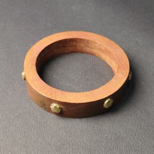 Brazalete de Madera Maciza con Borde Rectangular y Tachuelas de Latón en Forma de Estrella - Joyería de Madera Minimalista Tallada a Mano - Venta al Por Mayor Personalizada - Product Image 2
