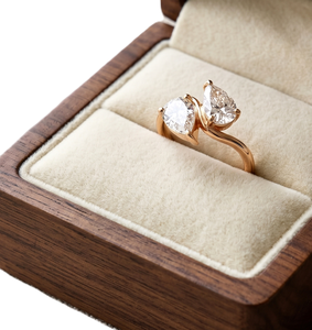 Bague Toi et Moi en Platine à Deux Pierres, Bague de Fiançailles Couleur DEF Pureté VS VVS, Or Massif 10K 14K 18K, Diamant Poire de Laboratoire - Product Image 1