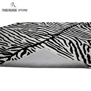 Tapis moderne en laine tuftée à la main, imprimé animal, avec envers en latex, à boucles coupées, motif zèbre, tigre, noir et blanc - Product Image 5