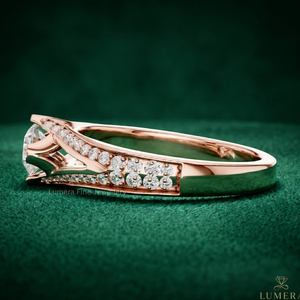 Anillo de Moissanita Redonda Brillante Certificada por IGI para Mujer en Oro Rosa de 9KT, 10KT, 14KT, 18KT con Diseño de Tallo Dividido, Joyería Nupcial - Product Image 2