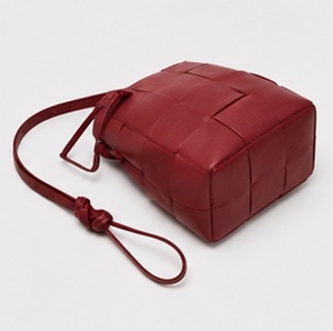 Sac seau Gravs en cuir véritable bordeaux, moderne, doux, tendance, pour femme, avec bandoulière réglable, léger, durable, luxueux, grand format - Product Image 4