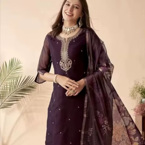 Conjunto de Kurta de diseñador con lentejuelas y bordados de Rayón Slub para compradores mayoristas, ropa étnica de alto margen para boutiques y venta en línea. - Product Image 1