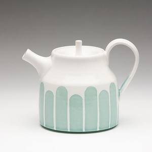 Encantadora tetera con diseño floral, boquilla de vertido suave, mango de agarre cómodo, cuerpo que retiene el calor, perfecta para servir té - Product Image 2