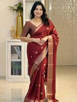 Sari indien ethnique de luxe en soie de litchi douce, imprimé feuille d'or, avec chemisier à motif quadrillé contrastant, pour mariage traditionnel et style Antra, idéal pour l'été.