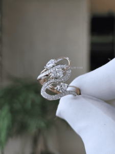 Anillo de Lujo con Diamante Cultivado en Laboratorio con Corte Esmeralda, Certificado IGI, 0.85 Ct, Diseño en Espiral Dorado, Pave Abierto, para Aniversario - Product Image 4