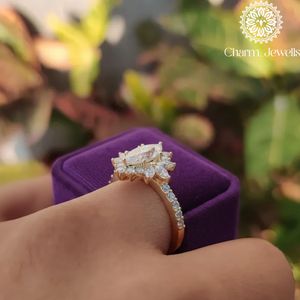Bague de Fiançailles et d'Éternité Classique pour Femme Charm_Jewells en Argent Plaqué Or Rose 18K avec Moissanite Taille Coussin et Sertissage à Griffes IGI - Product Image 3