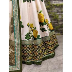 Lehengas de créateur à imprimé floral blanc avec chemisier brodé - Product Image 5