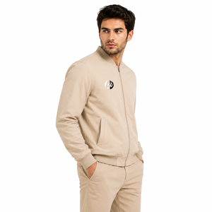 Chaqueta bomber ligera para hombre con textura suave, ajuste cómodo y apariencia moderna para viajes al aire libre y uso diario informal. - Product Image 4