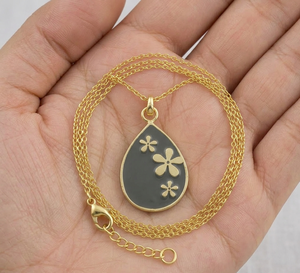 Collier pendentif artisanal en laiton avec gravure florale et émail brun café pour un look raffiné et artisanal - Product Image 5