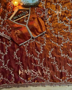 Sari de seda pura para fiestas, con brillo de terciopelo, con lentejuelas de cuentas doradas originales y delicado trabajo manual de cutdana. - Product Image 6