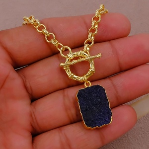 Collar con Colgante de Zafiro Teñido, Piedra de Nacimiento de Septiembre, Latón Chapado en Oro, Cristal en Bruto, Gema Curativa Hecha a Mano, Moderno para Mujer - Product Image 5