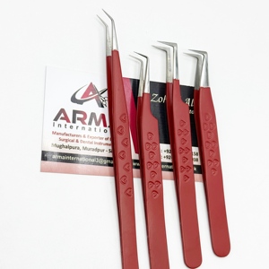 Pinzas Profesionales Ecológicas para Extensión de Pestañas con Logotipo Personalizado, Punta Puntiaguda, Mango Sostenible con Estampado de Corazón y Recubrimiento Rojo - Product Image 4