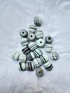 Perles de verre ovales en forme de cube pour le commerce africain en gros |   Rayé noir et blanc |   Emballage en vrac pour la fabrication de bijoux - Product Image 1