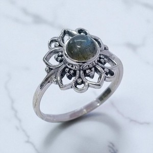 แหวนเงินแท้ S925 ลายดอกบัวสำหรับผู้หญิง ประดับด้วยลาบราดอไรต์ทรงกลมธรรมชาติ และมูนสโตนสีรุ้ง ดีไซน์ลายดอกไม้ ขายส่ง - Product Image 3