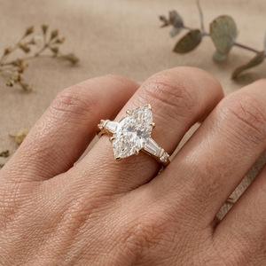 Bague de fiançailles en moissanite taille marquise pour femme, or 14 carats, solitaire, pierres latérales baguette, luxe moderne minimaliste, IGI - Product Image 4