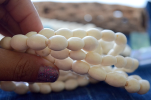 ลูกปัดกระดูกอูฐทรงกระบอก สีขาวงาช้างธรรมชาติ 10 เม็ด ขนาดคละกัน ผลิตในไนจีเรีย / ลูกปัดชนเผ่าแอฟริกัน - Product Image 3