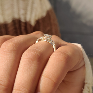 Elegante Anillo de Tres Diamantes con Corte Marquesa Holandesa y Corte Cometa, Oro 10k 14k 18k, Joyería Nupcial con Diamantes Cultivados en Laboratorio, Proveedor Mayorista en Línea - Product Image 3