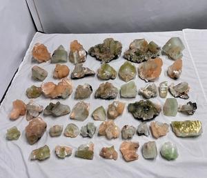 Lot de spécimens minéraux naturels et magnifiques en apophyllite verte foncée en forme de cube avec cristaux de stélabite pour collectionneur, exposition et décoration intérieure - Product Image 2