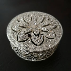 Boîte de rangement en métal artisanale, décoration élégante pour la maison par Tradebyd - Product Image 1