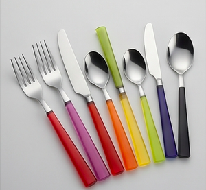Ensemble de couverts modernes et colorés en acier inoxydable avec manches en plastique, compatibles lave-vaisselle, pour les fêtes - Product Image 1