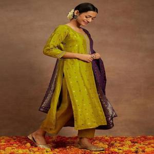 Conjunto de Kurta, Pantalón y Dupatta de Seda Tejida VASTRA COTTAGE, Color Morado Mostaza con Borde de Encaje, Ropa Étnica para Mujer - Product Image 3