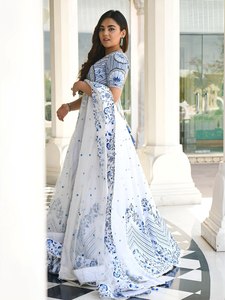 Robe de demoiselle d'honneur blanche et bleue brodée, coupe trapèze, longueur au sol, avec jupe en organza à manches courtes et dos nu - Product Image 5