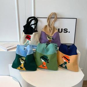 Nuevo Bolso de Hombro de Mujer de Ganchillo con Bloques de Color Estilo Vintage y Patrón de Niña, con Correa Única para Otoño/Invierno - Product Image 1