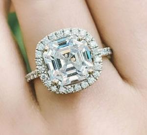 แหวนเพชรทรงแอสเชอร์แบบ Halo ที่ได้รับความนิยมสูง ผลิตในห้องปฏิบัติการ ตัวเรือนทองคำแท้ 14K ประดับเพชรแบบ Pave Setting แหวนหมั้นสุดหรู - Product Image 3