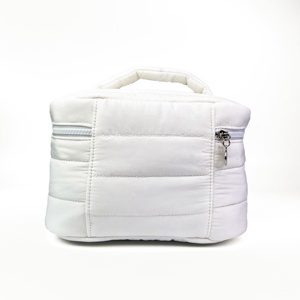 Logo personnalisable Sac cosmétique de poche léger et moelleux Sélection de matériaux élégants - Product Image 2