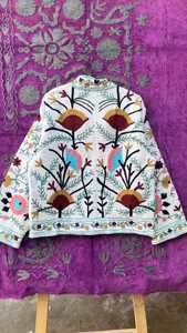 เสื้อแจ็คเก็ตผ้าฝ้ายทรงหลวม แขนยาว คอจีน ปักลายดอกไม้สไตล์โบฮีเมียน ดีไซน์เนอร์ออกแบบ สวมใส่สบาย เหมาะกับทุกฤดูกาล - Product Image 3