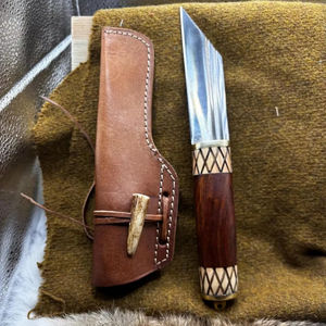 Couteau Viking artisanal, lame en acier carbone, ambidextre, écologique, bois gravé par un artisan, avec étui en cuir - Product Image 1