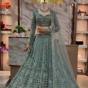 ชุดเลเฮนกาโชลีสีเขียวทะเลสำหรับเจ้าสาว งานปักหนัก ดีไซน์เนอร์ออกแบบ ชุดแต่งงานสำหรับผู้หญิง ชุดเลเฮนกาพร้อมผ้าคลุมไหล่สำหรับงานเลี้ยงต้อนรับ ชุดหรูหรา - Product Image 1