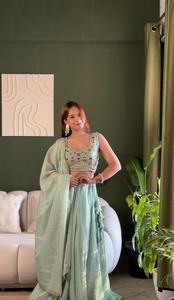 ชุดเลเฮนกาโชลีสำเร็จรูป ดีไซน์ทันสมัย ปักลายหนัก ยาวคลุมพื้น ทรงเข้ารูป ผ้าเนื้อชิมเมอร์ สำหรับงานปาร์ตี้และงานแต่งงาน ผู้หญิง สวมใส่ง่าย - Product Image 5