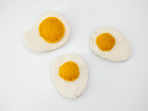 ไข่สักหลาดเย็บมือ ของเล่นทำอาหารสำหรับเด็ก ชุดอาหารเช้าสำหรับเล่นบทบาทสมมติในวันอีสเตอร์ ผลิตภัณฑ์ค้าปลีกแบบยุติธรรม ทำจากเส้นใยขนสัตว์ 100% - Product Image 6