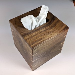Boîte à mouchoirs en bois de noyer noir moderne et luxueuse avec logo personnalisé pour salle de bain, bureau, rangement – Boîte à mouchoirs en bois durable - Product Image 4