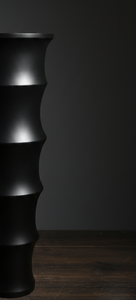 Vase à fleurs de luxe en métal noir mat style bambou, design côtelé élégant et haut, fait main, pièce maîtresse moderne pour la décoration intérieure, individuel - Product Image 3