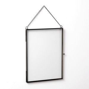 Cadre photo miniature rectangulaire en verre transparent avec bordure en laiton vintage au design moderne et unique, finition dorée, chaîne suspendue, décoration pressée - Product Image 4