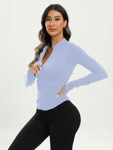 Conjunto de Yoga para Mujer con Logotipo Personalizado, Chaqueta Corta y Leggings de Cintura Alta, Chaqueta de Yoga Crema Personalizable con Cierre Completo - Corte Ajustado y Deportivo - Product Image 4