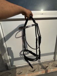 Nuevo Diseño de Brida para Caballo Ajustable de Cuero Genuino con Herrajes de Acero Inoxidable en Colores Negro/Marrón/Havana y Logotipo Personalizado - Product Image 3