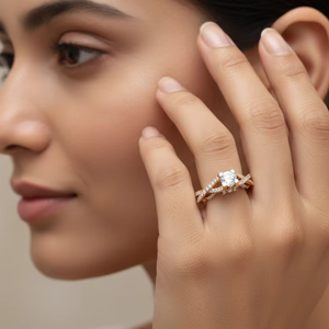 Anillo de Compromiso de Lujo con Diamante Redondo y Halo Floral en Oro - Product Image 6