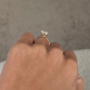Anillo de Compromiso con Diamante Cultivado en Laboratorio de Corte Marquesa de 1.5 Quilates, Certificado IGI, E-VVS2, Solitario con Halo Oculto, Banda de Oro de 14k, Lujoso, 1.6mm - Product Image 3