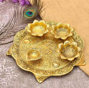 Ensemble traditionnel Pooja Thali avec plateau à croix gammée en relief or Diya Festival indien décoratif Thali retour cadeau faveur de mariage - Product Image 1