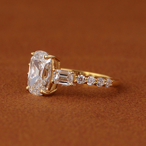 Bague de fiançailles en or massif 14 carats avec trois diamants de laboratoire taille coussin, pavés, certifiés IGI, provenant de l'ancienne mine de 3 carats - Product Image 5