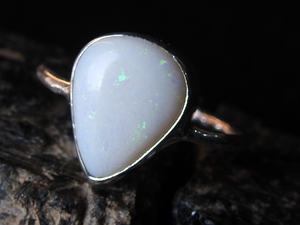 Anillo de Boda con Ópalo Australiano Sólido en Engaste de Bisel - Plata - Piedra de Nacimiento de Octubre - Talla 6US - Joyería Clásica Hecha a Mano para Regalo - Product Image 2