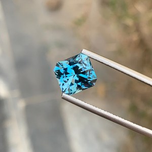 พลอยแท้ HASNAIN GEMS London Blue Topaz รูปทรงสี่เหลี่ยมแบบ Octagon Cut ขนาดปรับเทียบแล้ว ขายส่งจำนวนมาก - Product Image 3