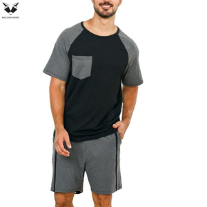 Conjunto de Verano de Alta Elasticidad, Camiseta de Manga Corta con Cuello Redondo y Bloques de Color Multicolor para Hombre, Conjunto de Camiseta y Pantalones Cortos para Usar en Verano - Product Image 3