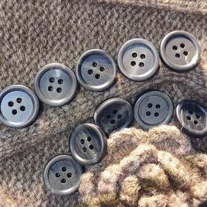 Botón de Imitación de Cuerno de Búfalo Gris Oscuro Hecho a Mano con Técnicas de Grabado para Trajes, Blazers, Abrigos, Pantalones y Ropa Deportiva - Product Image 1