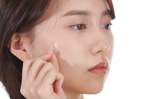 แผ่นปิดสิวไฮโดรคอลลอยด์ 12 มม. |   ผลิตภัณฑ์รักษารอยดำและปกปิดรอยแผลแบบเนียนเรียบ |   เกาหลี OEM - Product Image 3