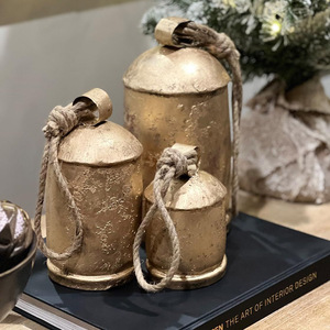 Campanas Navideñas Rústicas Doradas Hechas a Mano, Campanas Metálicas Vintage con Grabado Armonioso y Cuerda de Yute para Decoración Navideña de Estilo Rústico - Product Image 5