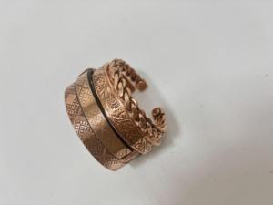 Bracelets en cuivre antique faits à la main, motifs sculptés, finition bronze plaqué or - Accessoires de mode pour usage quotidien, idéaux pour offrir - Product Image 5